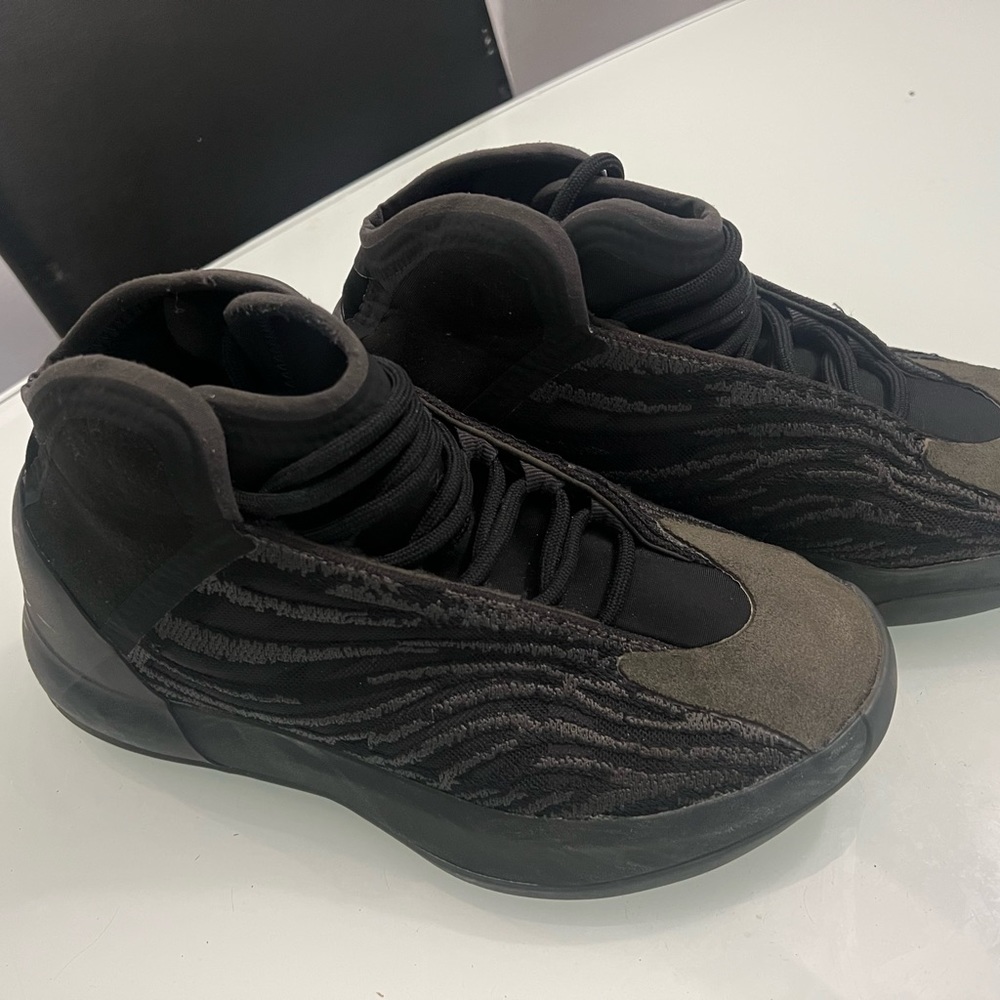 ADIDAS YEEZY KIDS
YEEZY QNTM KIDS
"Onyx" Size 6